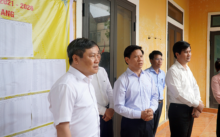 Đồng chí Bí thư Tỉnh ủy Vũ Đại Thắng kiểm tra công tác chuẩn bị bầu cử tại các xã trên địa bàn huyện Lệ Thủy