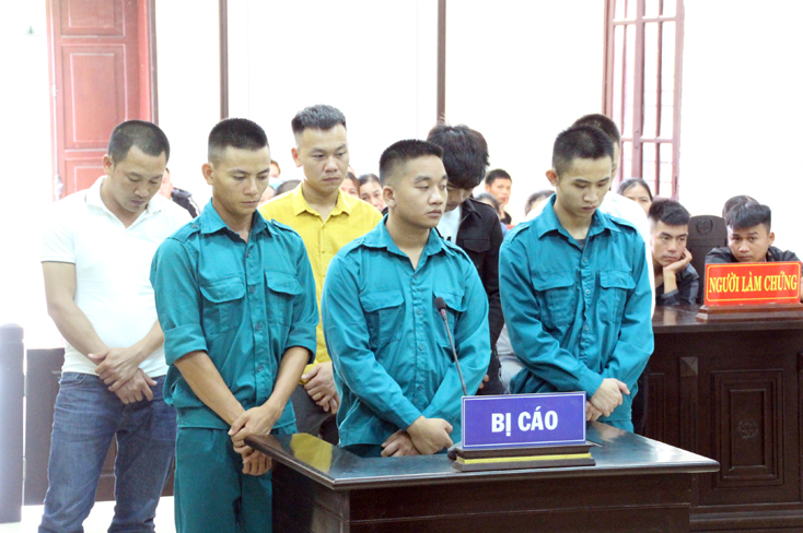 Nguyễn Văn Hướng (người đứng giữa hàng trên) và các bị cáo tại phiên tòa sơ thẩm