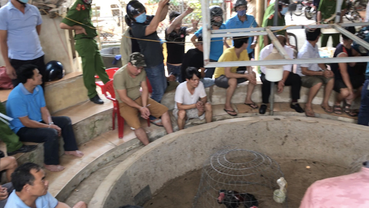 Một số đối tượng tham gia đánh bạc bằng hình thức đá gà tại huyện Lệ Thủy.
