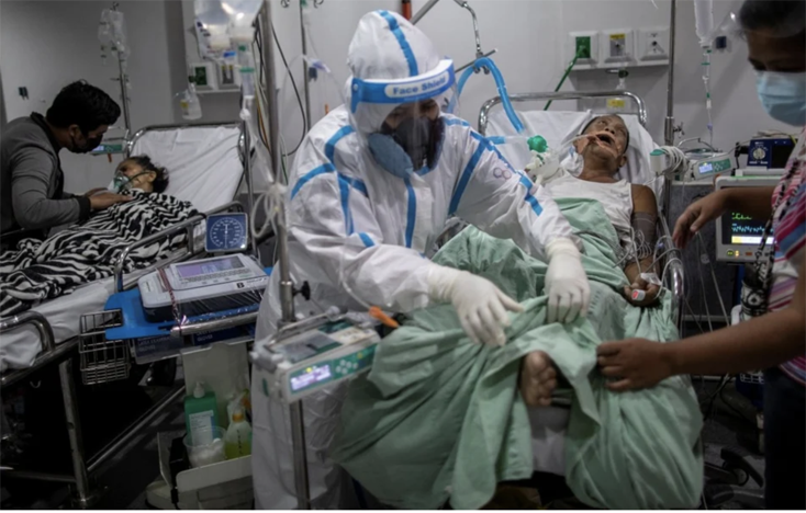 Nhân viên y tế hỗ trợ bệnh nhân thở máy tại Quezon City, Philippines. Ảnh: Reuters 