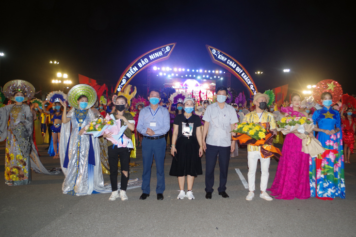 Đồng chí Phó Chủ tịch UBND tỉnh Hồ An Phong  và Hoàng Ngọc Đan, Chủ tịch UBND TP. Đồng Hới tặng hoa chúc mừng các  đơn vị  đã phối hợp tổ chức lễ diễu hành đường phố thành công