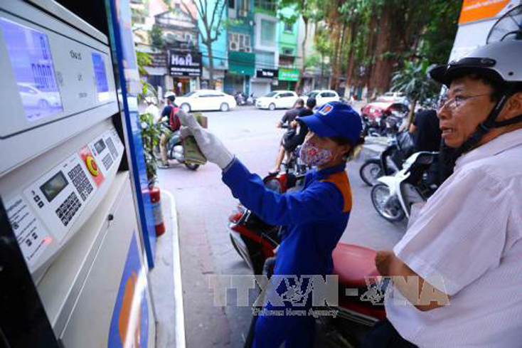 Liên Bộ Công Thương - Tài chính vừa thông báo điều chỉnh giá xăng, dầu áp dụng từ 15h ngày 27-4. Ảnh: TTXVN