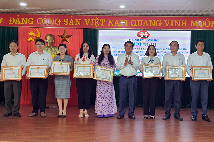 Đồng chí  Bí thư Thành ủy Trần Phong trao tặng giấy khen cho 8 tập thể đạt thành tích xuất sắc trong 5 năm thực Kết luận 120-KL/TW của Bộ Chính trị.