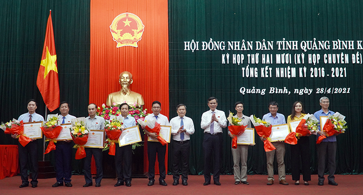 Đồng chí Bí thư Tỉnh ủy Vũ Đại Thắng và Chủ tịch UBND tỉnh Trần Thắng trao Bằng khen của UBND tỉnh cho các tập thể.