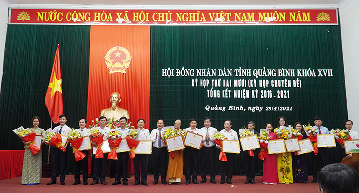 Đồng chí Chủ tịch HĐND tỉnh Trần Hải Châu và đồng chí Phó Chủ tịch Thường trực UBND tỉnh Đoàn Ngọc Lâm trao Bằng khen cho các cá nhân.