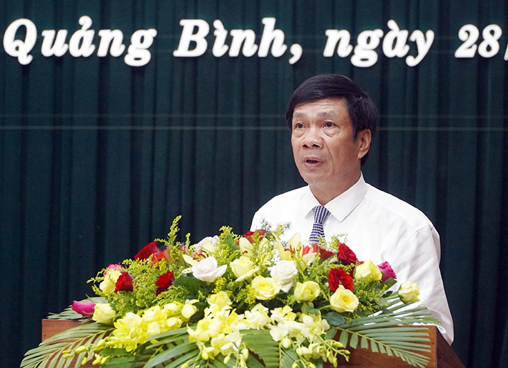 Đồng chí Phó Chủ tịch Thường trực HĐND Nguyễn Công Huấn trình bày báo cáo của Thường trực HĐND tỉnh về kết quả công tác của HĐND tỉnh khóa XVII, nhiệm kỳ 2016-2021.
