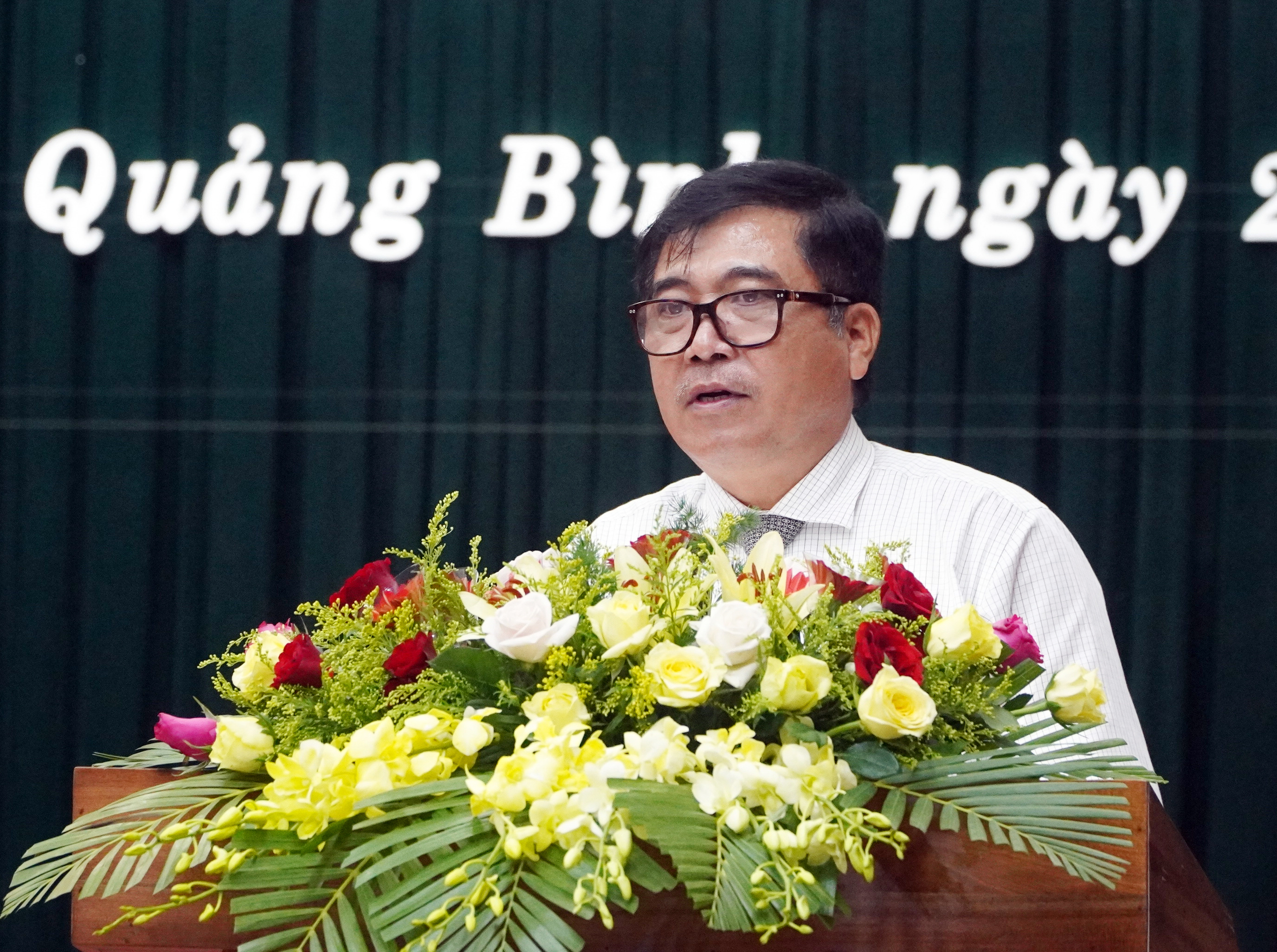 Đồng chí Phó Chủ tịch Thường trực UBND tỉnh Đoàn Ngọc Lâm trình bày báo cáo của UBND tỉnh về tình hình tổ chức và kết quả chỉ đạo, điều hành nhiệm kỳ 2016-2021.