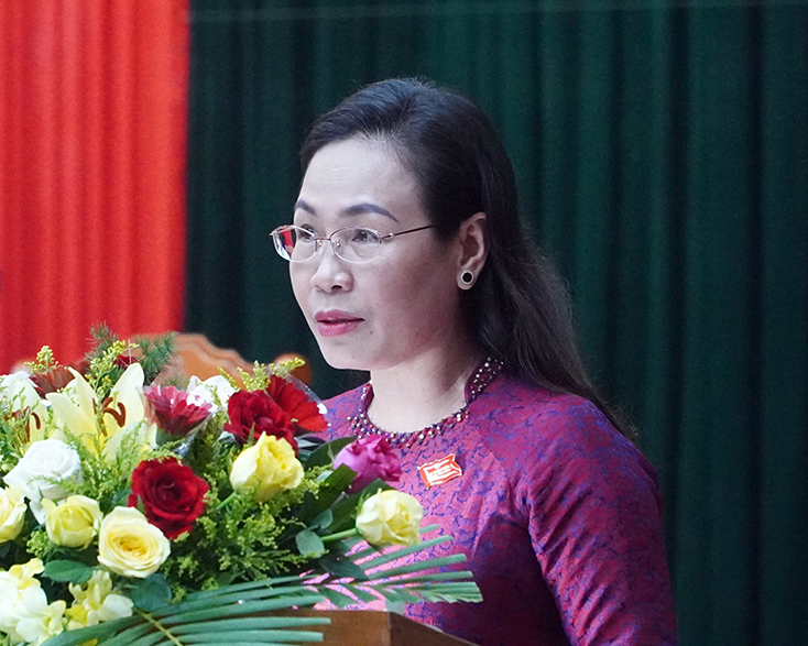 Đồng chí Chủ tịch Ủy ban Mặt trận TQVN tỉnh Phạm Thị Hân trình bày báo cáo của Ủy ban MTTQVN tỉnh về công tác tham gia xây dựng chính quyền và mối quan hệ phối hợp giữa Ủy ban MTTQVN tỉnh với HĐND tỉnh nhiệm kỳ 2016-2021.