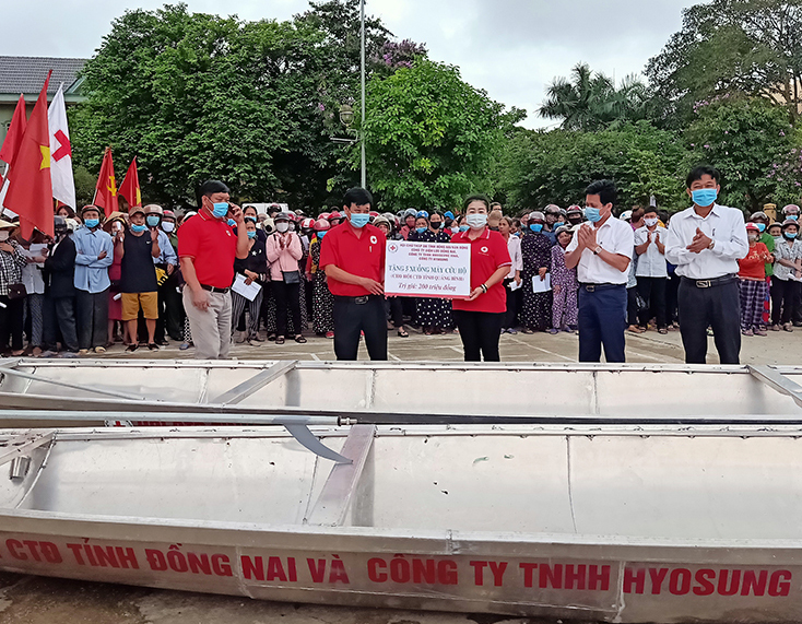 Đồng chí Trưởng ban Dân vận Tỉnh ủy cùng lãnh đạo các ban, ngành tiếp nhận thuyền nhân đạo từ Hội Chữ thập đỏ tỉnh Đồng Nai.