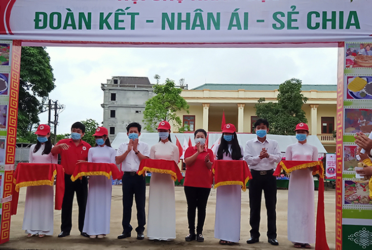 Đại diện các ban, ngành tham gia cắt băng khánh thành Hội Chợ nhân đạo ở huyện Minh Hóa