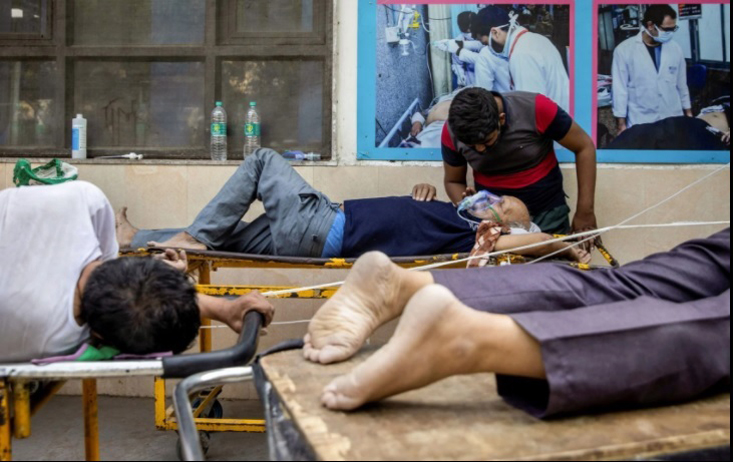 Bệnh nhân mắc COVID-19 nằm xếp hàng bên ngoài một bệnh viện ở New Delhi. Ảnh: Reuters