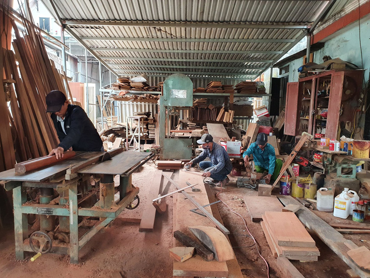 Một cơ sở sản xuất mộc ở làng Quảng Cư vẫn đang hoạt động nhưng thiếu nguồn nguyên liệu, đơn đặt hàng cũng giảm dần.