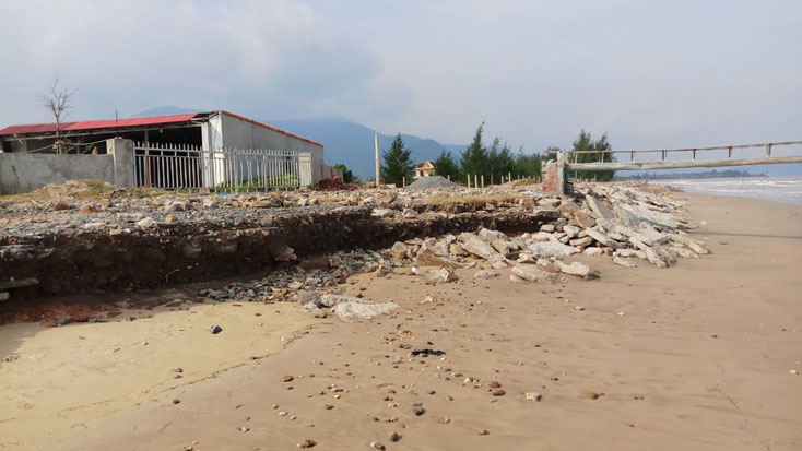 Bờ biển xã Cảnh Dương bị sạt lở nghiêm trọng do ảnh hưởng của đợt mưa lũ lịch sử tháng 10-2020.