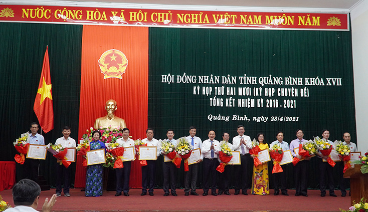 Đồng chí Chủ tịch HĐND tỉnh Trần Hải Châu và đồng chí Chủ tịch UBND tỉnh Trần Thắng trao bằng khen của UBND tỉnh cho các cá nhân.