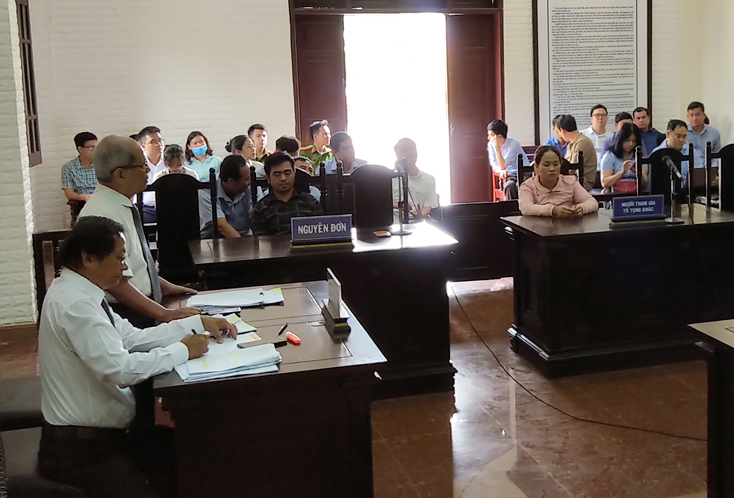 Nguyên đơn Nguyễn Văn Cảm và các luật sư bào chữa tại phiên tòa phúc thẩm