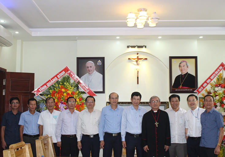  Đồng chí Hồ An Phong, Phó Chủ tịch UBND tỉnh cùng các đồng chí trong đoàn chụp ảnh kỷ niệm cùng Giám mục Nguyễn Anh Tuấn, Giám quản Tông tòa Giáo phận Hà Tĩnh.