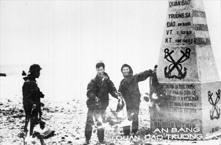 Trong tháng 4-1975, quân ta giải phóng các đảo dọc bờ biển Trung Trung Bộ và Nam Trung Bộ; tiến công và giải phóng hầu hết các đảo trong quần đảo Trường Sa do quân ngụy chiếm giữ. Trong ảnh: Bộ đội Đặc công hải quân Đoàn 126 giải phóng đảo An Bang thuộc quần đảo Trường Sa, ngày 28-4-1975. Ảnh: TTXVN phát