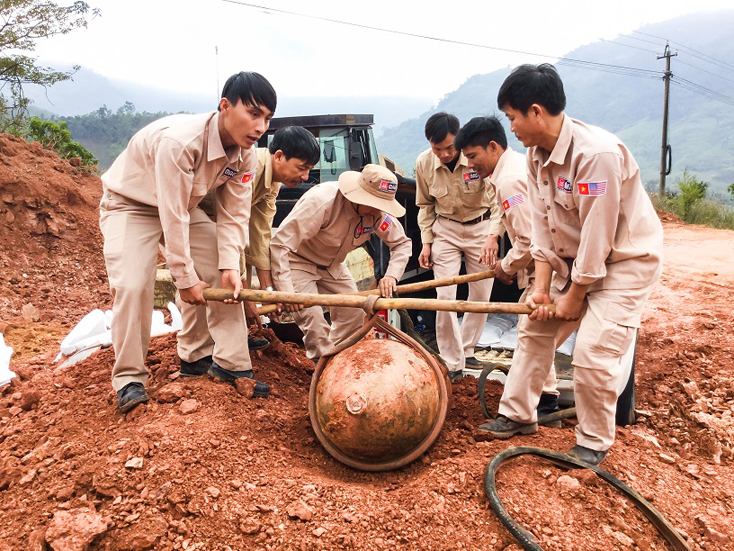  Đội rà phá bom, mìn MAG chuẩn bị di chuyển, xử lý quả bom loại MK83 nặng hơn 450kg, được phát hiện trong quá trình xây dựng mở rộng tuyến quốc lộ 12A đi cửa khẩu Cha Lo ( xã Dân Hóa, huyện Minh Hóa).