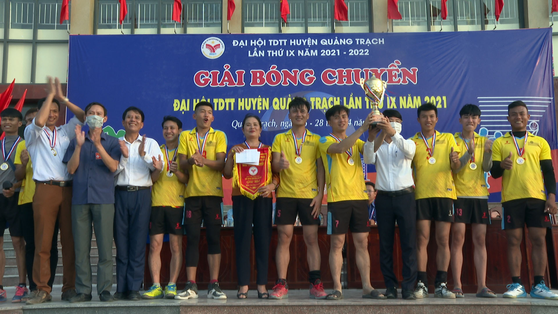 Ban Tổ chức trao giải nhất cho đội bóng chuyền nam xã Cảnh Hóa