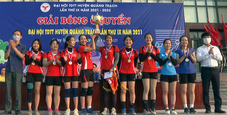 Ban Tổ chức trao giải nhất cho đội bóng chuyền nữ Trường THPT Quang Trung
