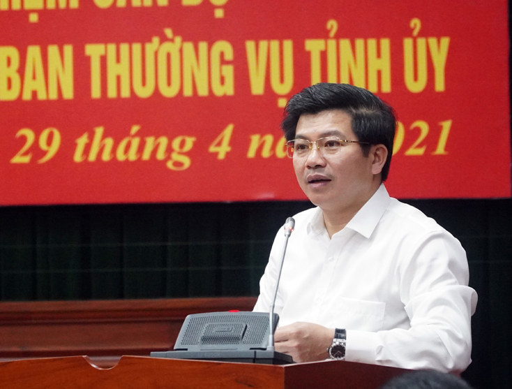 Đồng chí Trần Vũ Khiêm, Ủy viên Ban Thường vụ, Trưởng ban Tổ chức Tỉnh ủy công bố danh sách cán bộ tham gia ký cam kết. 