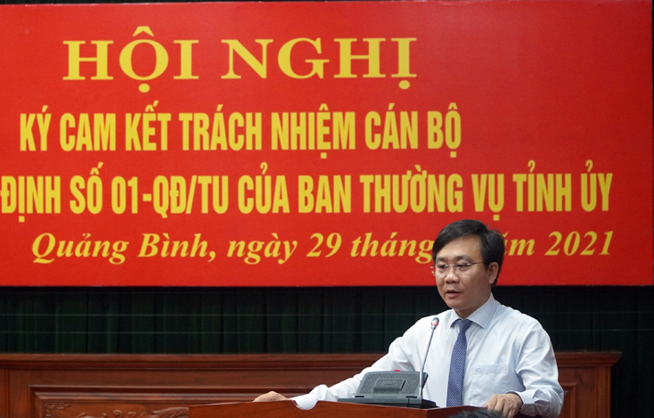 Thay mặt các cán bộ tham gia ký cam kết, đồng chí Hoàng Xuân Tân phát biểu nhận nhiệm vụ.