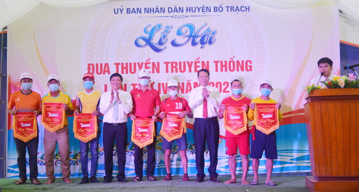 Ban tổ chức lễ hội trao cờ lưu niệm các đại diện các xã, thị trấn tham gia đua thuyền
