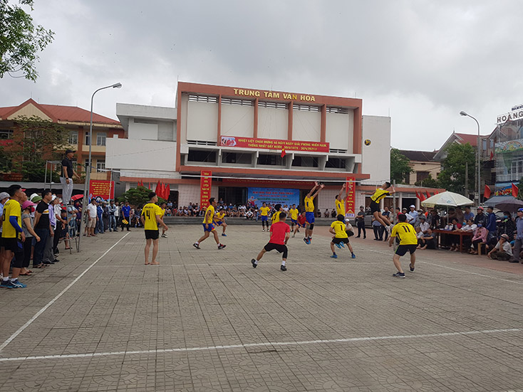 Các đội bóng tranh tài tại sân Trung tâm văn hóa thị xã Ba Đồn
