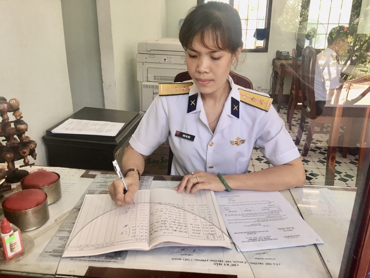 Tiếp nối truyền thống, Thượng úy Trần Thị Thủy, con gái liệt sỹ Trần Văn Phương đang phục vụ trong lữ đoàn 146, Bộ Tư lệnh vùng 4 Hải quân.