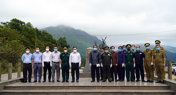 Đoàn công tác tỉnh Quảng Bình và tỉnh Khăm Muộn chụp ảnh lưu niệm tại cột mốc biên giới.