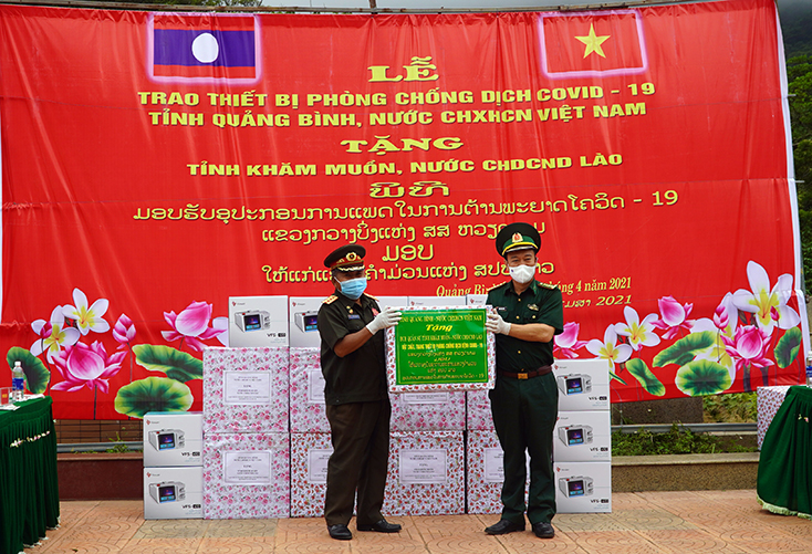 Bộ Chỉ huy Bộ đội Biên phòng tỉnh Quảng Bình tặng quà cho Bộ Chỉ huy Quân sự tỉnh Khăm Muộn.