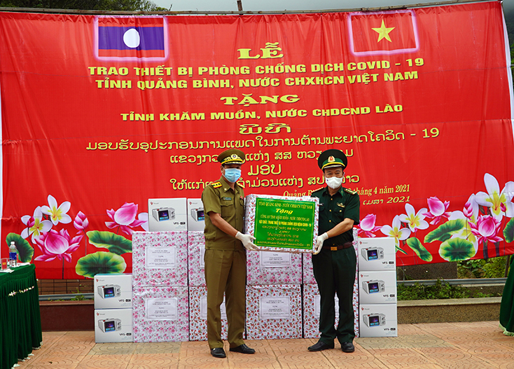 Bộ Chỉ huy Bộ đội Biên phòng tỉnh Quảng Bình tặng quà cho An ninh tỉnh Khăm Muộn.