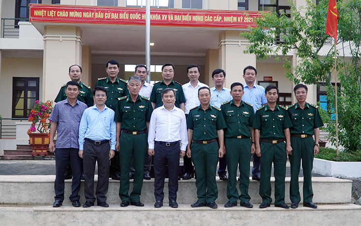 Đoàn công tác chụp ảnh lưu niệm cùng cán bộ, chiến sĩ Đồn biên phòng Cha Lo, Cà Xèng, Ra Mai.