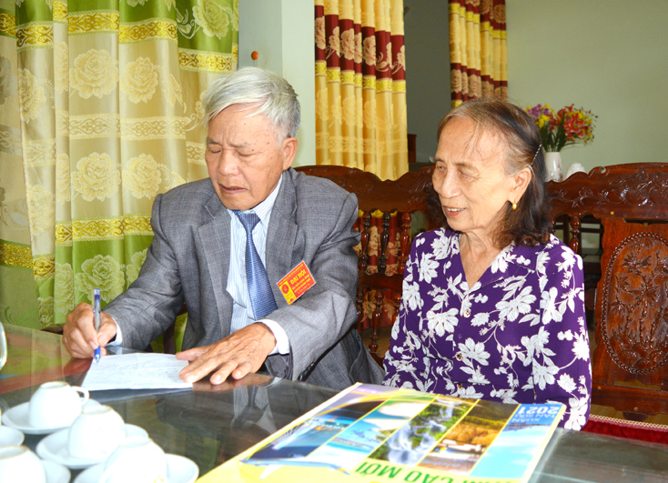 Ông Trần Đình Mới và người vợ hiền- cô giáo Nguyễn Thị Quỳnh đầm ấm, hạnh phúc bên nhau. 