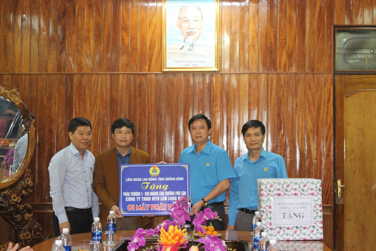 Đồng chí Phạm Tiến Nam, Chủ tịch LĐLĐ tỉnh trao quà hỗ trợ Chi nhánh lâm trường Phú Ninh (Công ty TNHH MTV LCN Long Đại).