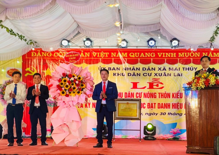 Lãnh đạo huyện Lệ Thủy trao danh hiệu “Khu dân cư nông thôn mới kiểu mẫu” cho thôn Xuân Lai