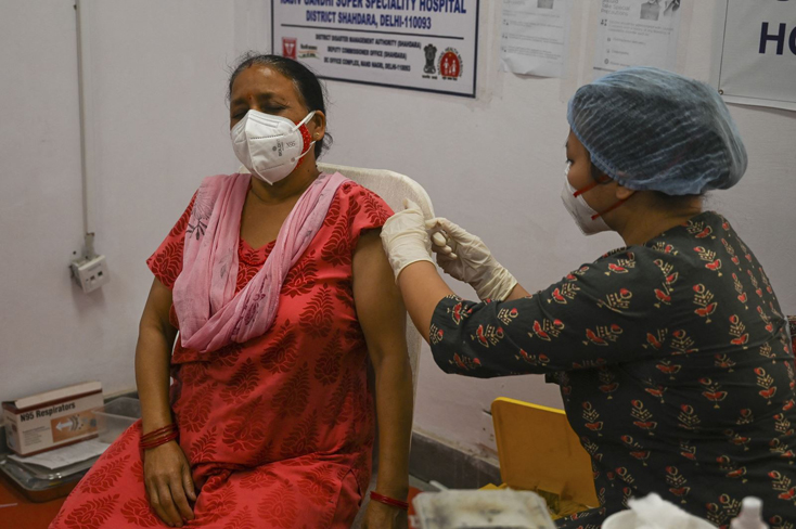  Nhân viên y tế tiêm vaccine ngừa COVID-19 cho người dân tại New Delhi, Ấn Độ, ngày 29-4-2021. Ảnh: AFP/TTXVN