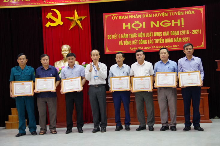 Đ/c Đc Lê Nam Giang, Chủ tịch UBND huyện, Chủ tịch HĐNVQS huyện trao thưởng cho các tập thể.
