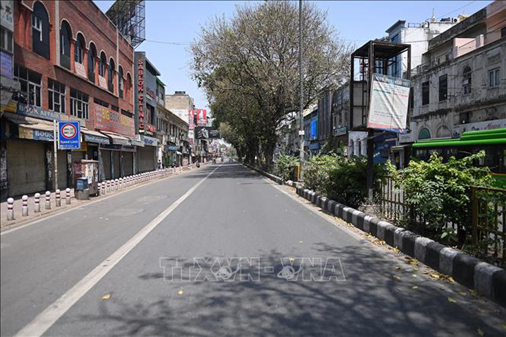Cảnh vắng vẻ trên đường phố tại New Delhi, Ấn Độ, trong thời gian phong tỏa phòng dịch COVID-19 ngày 18-4-2021. Ảnh: AFP/ TTXVN