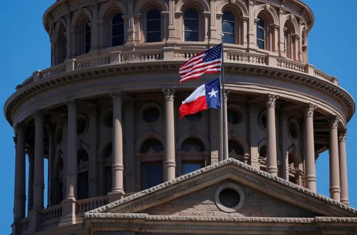 Cờ Mỹ và bang Texas tại Tòa nhà Đại hội tiểu bang Texas. Ảnh: Reuters