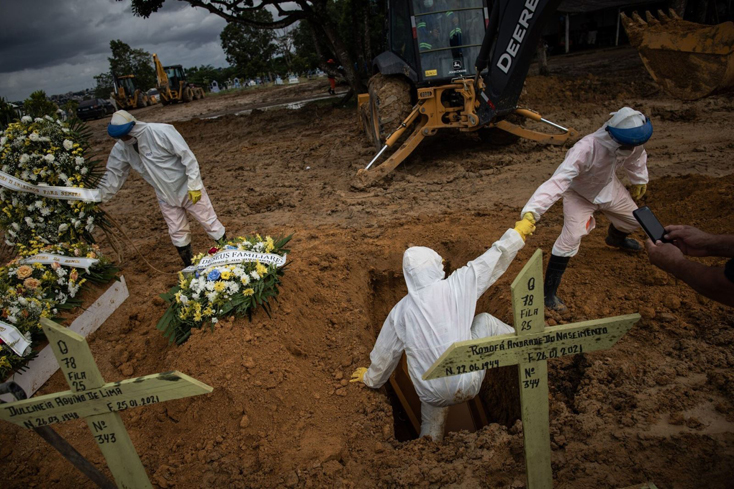 Chôn cất nạn nhân COVID tại một nghĩa trang ở Brazil. Ảnh: Reuters