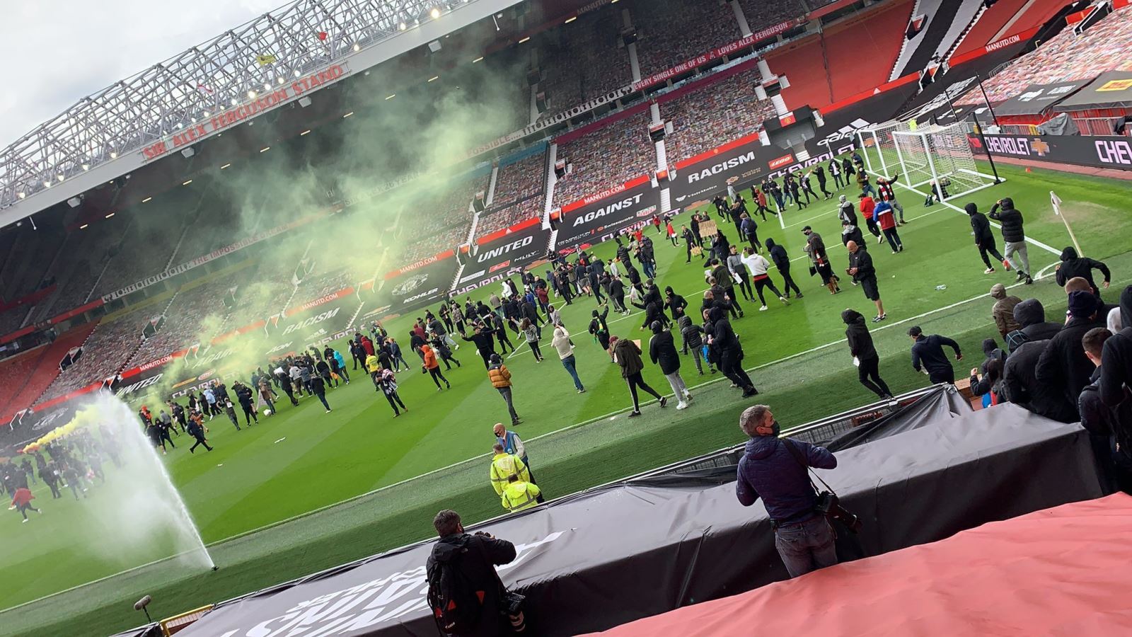 CĐV quá khích tràn vào sân Old Trafford với bom khói