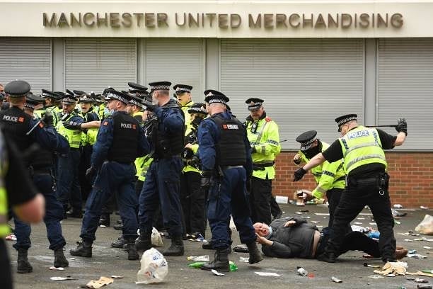  Cảnh sát Manchester dùng biện pháp mạnh để giải tán đám đông