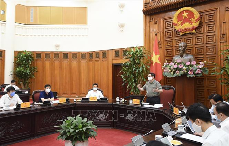 Thủ tướng Phạm Minh Chính chủ trì cuộc họp với Thường trực BCĐ Quốc gia phòng, chống dịch COVID-19. Ảnh: TTXVN