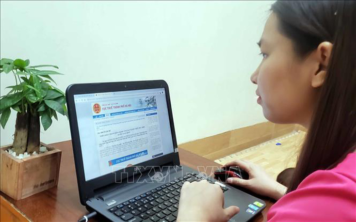 Người nộp thuế tìm hiểu thông tin lĩnh vực thuế qua website của Cục Thuế Hà Nội tại địa chỉ http://hanoi.gdt.gov.vn. Ảnh: TTXVN