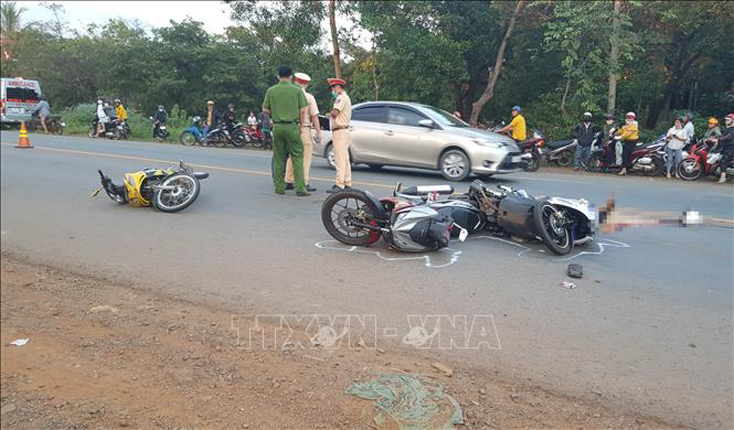 Hiện trường vụ tai nạn liên hoàn tại Bình Phước giữa 3 xe máy và xe khách khiến 1 người tử vong tại chỗ. Ảnh: Đậu Tất Thành/TTXVN
