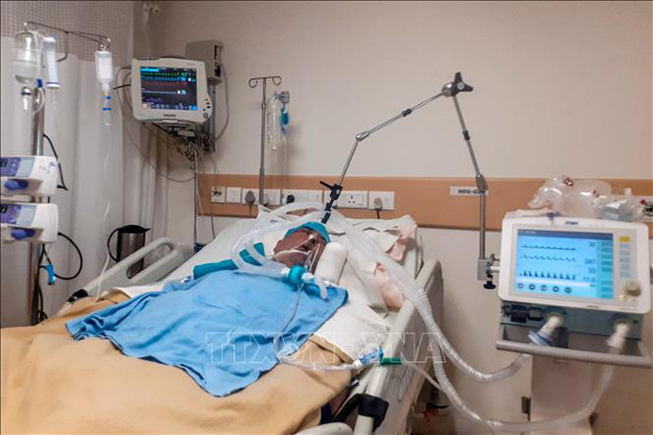  Bệnh nhân COVID-19 được điều trị tại bệnh viện ở New Delhi, Ấn Độ ngày 9-6-2020. Ảnh: AFP/TTXVN