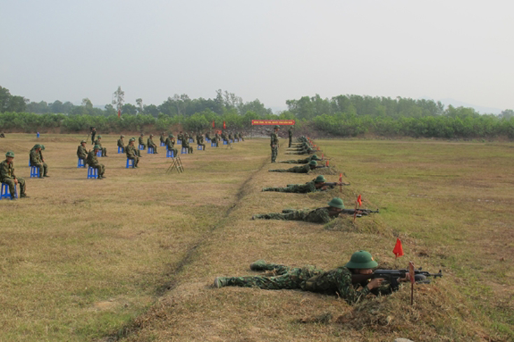 Chiến sĩ mới Trung đoàn 18 (Sư đoàn 325) huấn luyện bắn súng.
