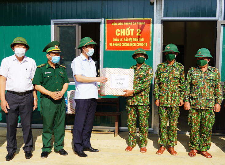Đồng chí Chủ tịch UBND tỉnh Trần Thắng tặng quà, động viên cán bộ, chiến sỹ tại chốt kiểm soát, phòng chống dịch Covid -19 tại bản A Ky.