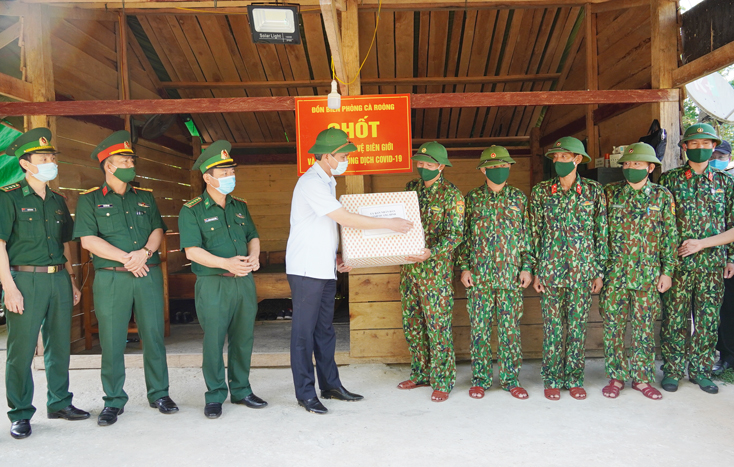 Đồng chí Chủ tịch UBND tỉnh Trần Thắng tặng quà cho cán bộ, chiến sỹ tại chốt kiểm soát, phòng chống dịch Covid -19 bản Troi.
